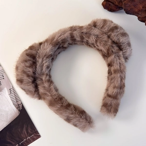 Détail d'un serre-tête oreilles de chat en peluche avec texture douce en fausse fourrure