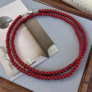 Élégant collier de perles rouge foncé avec perles brillantes et fermoir métallique
