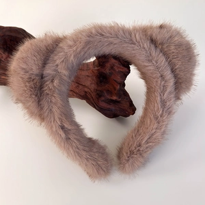 Vue détaillée du bandeau à oreilles de chat en fausse fourrure de vison gris-rose