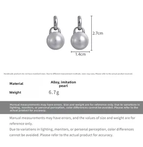 Detailansicht der Perlenohrringe aus Silberlegierung mit Maßen 2,7 cm Höhe und 1,4 cm Breite