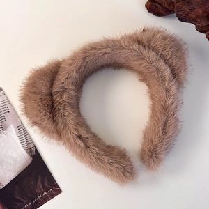 Gros plan sur le serre-tête oreilles de chat en peluche kaki à la texture douce et duveteuse