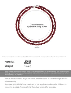 Détail d'un collier de perles de verre rouge foncé de 80 cm avec un fermoir argenté
