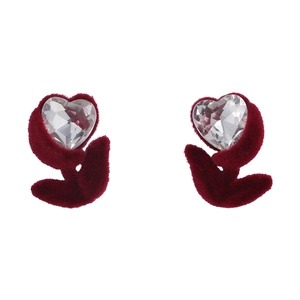 Détail de boucles d'oreilles tulipes en velours bordeaux avec cristal en cœur