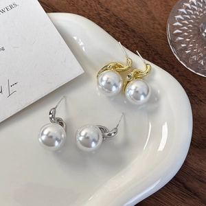 Elegante Perlenohrringe mit gedrehter Kette in Gold und Silber für Damen