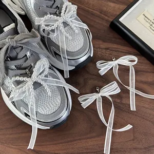 Ciondoli per scarpe in pizzo con perle e clip metalliche per sneakers e calzature