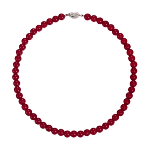 Collier classique en perles de verre rouges avec fermoir en métal sur fond blanc