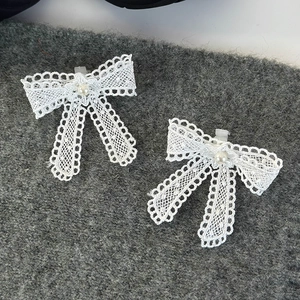 Gros plan de nœuds en dentelle blanche pour chaussures avec perles et franges
