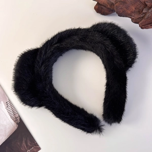 Gros plan détaillé du serre-tête oreilles de chat noir en fausse fourrure moelleuse