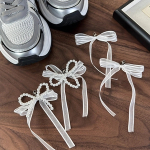 Set dettagliato di fiocchi in pizzo bianco con perle e ganci in metallo per scarpe e borse