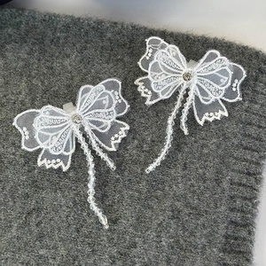 Décoration de chaussure avec nœud en dentelle perles et pompons pour baskets diy