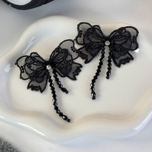 Détails de nœuds en dentelle noire pour chaussures avec franges de perles et strass