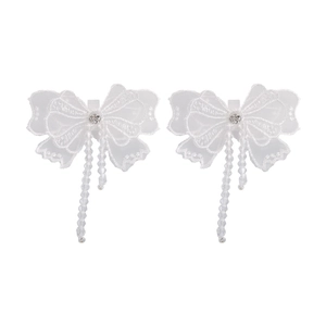 Détail de nœuds en dentelle blanche pour chaussures avec franges de perles et cristal