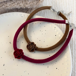 Choker fait main avec rose en velours bordeaux et marron et chaîne réglable en métal
