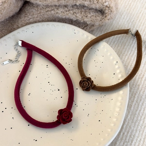 Collier ras du cou en velours avec rose faite main en bordeaux et marron, chaîne réglable
