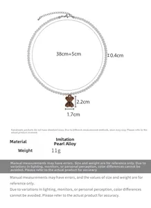 Détail du collier de perles de 38cm avec un pendentif ours en velours marron de 2,2cm