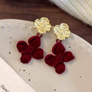 Nahaufnahme der roten Vintage Samt Blumenohrringe auf einem weißen Keramiktablett
