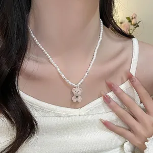 Collier de perles crème avec pendentif ours floqué marron pour femme style mignon