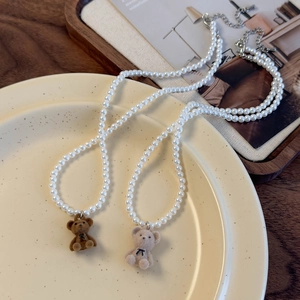 Détails du pendentif ours en velours marron et crème sur colliers de perles vintage