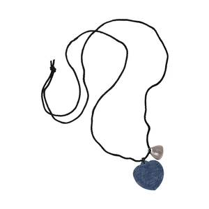 Collar de cordón negro con colgante de corazón de mezclilla y púa de acero inoxidable