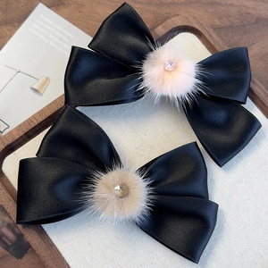 Eleganti fiocchi per capelli in raso nero con pompon di pelliccia e strass brillanti