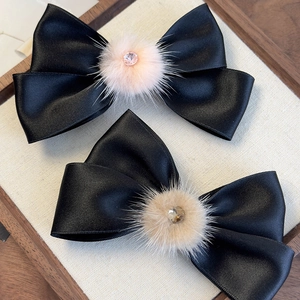 Eleganti fermagli per capelli in raso nero con pompon di peluche e diamanti
