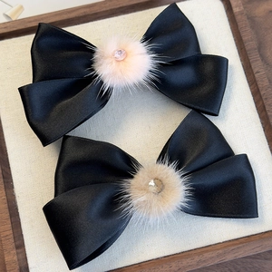 Eleganti fermagli per capelli in raso nero con pompon di peluche e piccoli diamanti