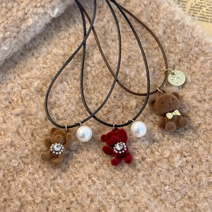 Collier pendentif ourson floqué mignon avec perles synthétiques et cordon ciré élégant