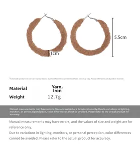 Detaillierte Größenangaben für braune Plüsch-Ohrringe mit 5,5cm Durchmesser und 1cm Breite