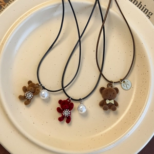 Colliers mignons avec pendentifs ours floqués, strass et perles sur cordon