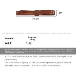 Dettaglio del fiocco in pelle marrone da 8,5 cm con indicazione di dimensioni e peso
