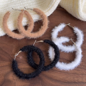 Elegante Winter-Plüsch-Hoop-Ohrringe im Set in Weiß, Schwarz und Braun für Damen