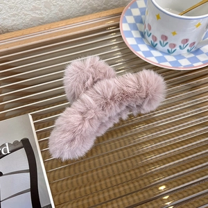 Detailansicht einer großen Plüsch-Haarklammer aus weichem Kunstfell in Mauve-Rosa