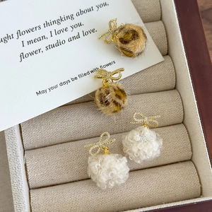 Bowknot plush pompom earrings with leopard print and white lamb wool in gold finish
