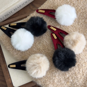 Lot de barrettes à pompons en peluche avec base en velours et étiquette métal