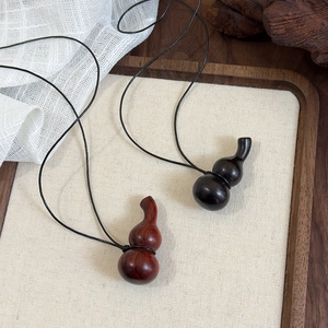 Collier avec pendentif en bois en forme de gourde et cordon noir au style vintage