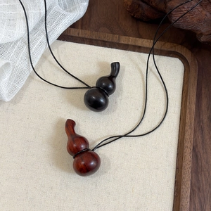 Collier avec pendentif gourde en bois vintage et cordon cuir tons ébène et bois de rose