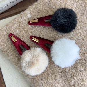 Détail lot de 3 barrettes boules en peluche avec velours bordeaux et logo métal handmade