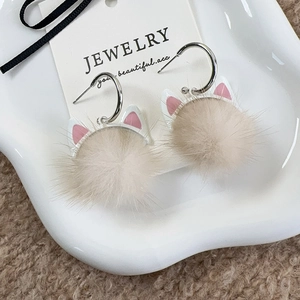 Süße Katzenohr-Plüschohrringe in Beige mit silbernen Metallringen für Damen