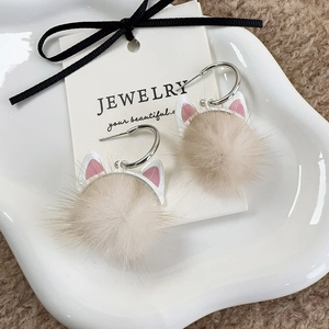 Süße beige Katzenohr-Kunstpelz-Pompon-Ohrringe für Damen mit silbernen Metallakzenten