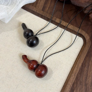 Collier vintage avec pendentif gourde en bois et long cordon en cuir marron et noir