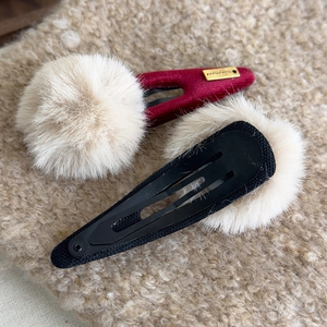 Vue détaillée de barrettes en peluche avec texture velours et étiquette fait main