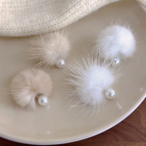 Double-sided faux mink fur ball and pearl stud earrings set for winter fashion