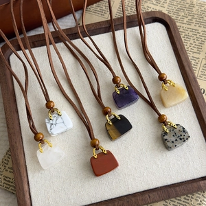 Collana vintage con ciondoli a borsa in pietra su cordini e decorazioni in legno