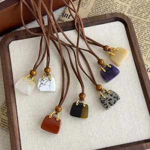Collane vintage in pietra naturale a forma di borsa con cordini in velluto e perle di legno