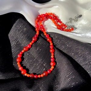 Collier de perles rouges de style chinois avec perles dégradées et fermoir en argent
