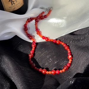 Collier de perles rouges de style chinois avec des perles rondes et un fermoir argenté