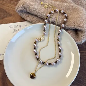 Collier double couche en oeil de tigre et perles avec pendentif doré élégant