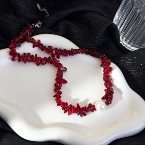Collier de perles et pierres bordeaux vintage avec un design irrégulier minimaliste