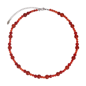 Collier de perles rouges et oranges modernes avec fermoir mousqueton argenté sur blanc