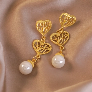 Orecchini vintage dorati con motivo a cuore in pizzo e perle bianche su seta color champagne